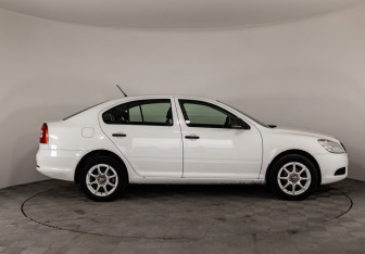 Подержанный автомобиль Skoda Octavia Liftback 2011 года (4 фото)