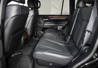 Подержанный автомобиль Lexus LX 2017 года (14 фото)