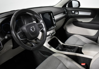 Подержанный автомобиль Volvo XC40 2018 года (9 фото)