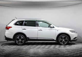 Подержанный автомобиль Mitsubishi Outlander 2016 года (4 фото)