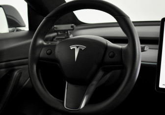 Подержанный автомобиль Tesla Model 3 2019 года (14 фото)