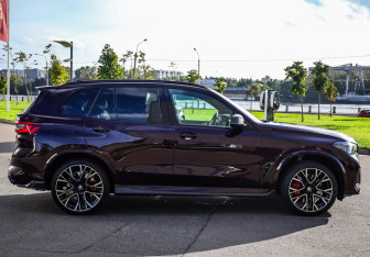 Подержанный автомобиль BMW X5 M 2021 года (31 фото)