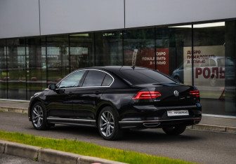 Подержанный автомобиль Volkswagen Passat Sedan 2017 года (8 фото)