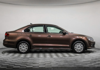 Подержанный автомобиль Volkswagen Jetta Sedan 2017 года (4 фото)