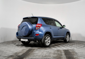 Подержанный автомобиль Toyota RAV4 2010 года (5 фото)