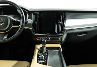 Подержанный автомобиль Volvo V90 2018 года (14 фото)