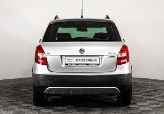 Подержанный автомобиль Skoda Fabia Hatchback 2011 года (6 фото)