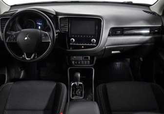 Подержанный автомобиль Mitsubishi Outlander 2021 года (15 фото)