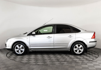 Подержанный автомобиль Ford Focus Sedan 2005 года (8 фото)