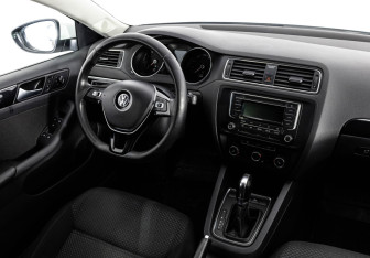 Подержанный автомобиль Volkswagen Jetta Sedan 2016 года (17 фото)