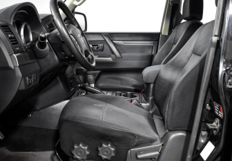 Подержанный автомобиль Mitsubishi Pajero 2013 года (11 фото)