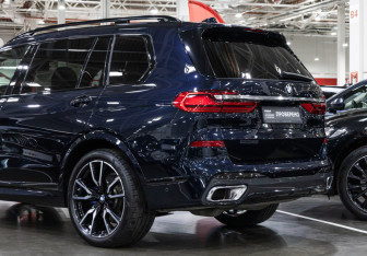 Подержанный автомобиль BMW X7 2021 года (12 фото)