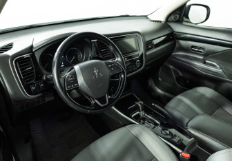 Подержанный автомобиль Mitsubishi Outlander 2019 года (11 фото)