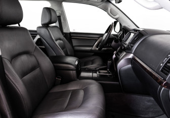 Подержанный автомобиль Toyota Land Cruiser Suv 2008 года (22 фото)