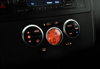 Подержанный автомобиль Nissan Tiida Hatchback 2013 года (15 фото)