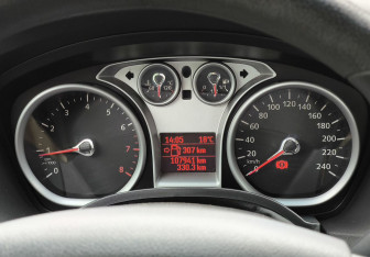 Подержанный автомобиль Ford Focus Sedan 2010 года (17 фото)