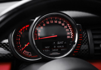 Подержанный автомобиль MINI Hatch 2016 года (15 фото)