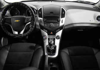 Подержанный автомобиль Chevrolet Cruze Hatchback 2013 года (17 фото)