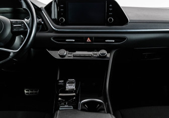 Подержанный автомобиль Hyundai Sonata 2020 года (16 фото)