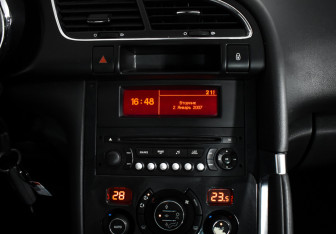 Подержанный автомобиль Peugeot 3008 2012 года (14 фото)