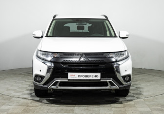 Подержанный автомобиль Mitsubishi Outlander 2022 года (2 фото)
