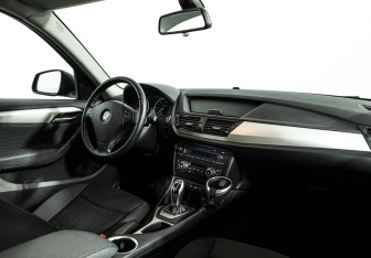 Подержанный автомобиль BMW X1 2012 года (9 фото)
