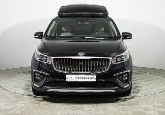 Подержанный автомобиль Kia Carnival 2020 года (2 фото)
