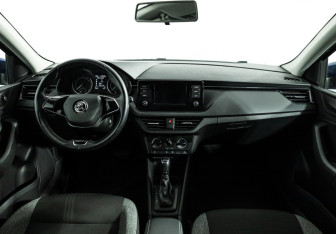 Подержанный автомобиль Skoda Rapid Liftback 2021 года (13 фото)