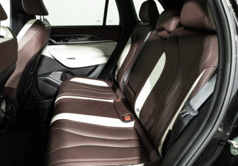 Подержанный автомобиль Geely Monjaro 2023 года (10 фото)