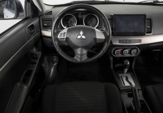 Подержанный автомобиль Mitsubishi Lancer Sedan 2012 года (11 фото)