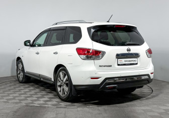Подержанный автомобиль Nissan Pathfinder 2015 года (7 фото)