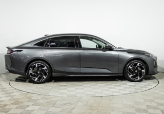 Подержанный автомобиль Changan Lamore 2023 года (4 фото)