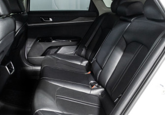 Подержанный автомобиль Kia K5 2021 года (10 фото)