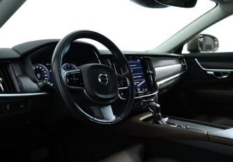 Подержанный автомобиль Volvo V90 Cross Country 2017 года (17 фото)