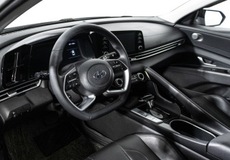 Подержанный автомобиль Hyundai Elantra Sedan 2023 года (11 фото)