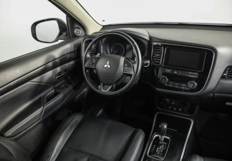 Подержанный автомобиль Mitsubishi Outlander 2017 года (9 фото)