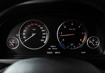 Подержанный автомобиль BMW X5 2015 года (12 фото)