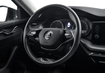 Подержанный автомобиль Skoda Octavia Liftback 2021 года (14 фото)
