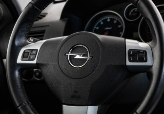 Подержанный автомобиль Opel Astra Hatchback 2010 года (11 фото)