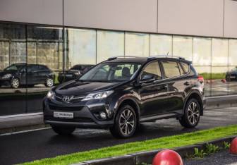 Подержанный автомобиль Toyota RAV4 2015 года (3 фото)