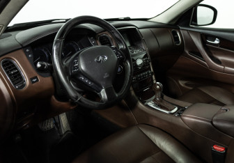 Подержанный автомобиль Infiniti EX 2012 года (11 фото)