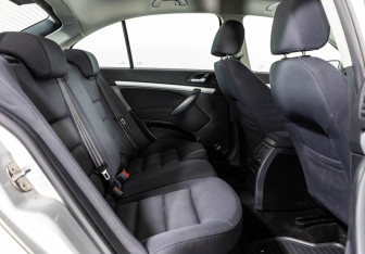 Подержанный автомобиль Skoda Octavia Liftback 2005 года (14 фото)