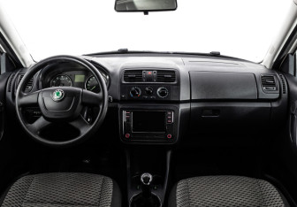 Подержанный автомобиль Skoda Fabia Hatchback 2012 года (10 фото)