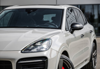 Подержанный автомобиль Porsche Cayenne 2021 года (2 фото)