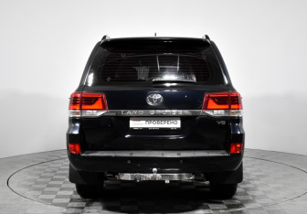 Подержанный автомобиль Toyota Land Cruiser Suv 2015 года (6 фото)
