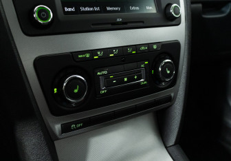 Подержанный автомобиль Skoda Octavia Liftback 2010 года (16 фото)