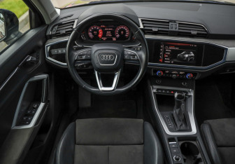 Подержанный автомобиль Audi Q3 2021 года (12 фото)