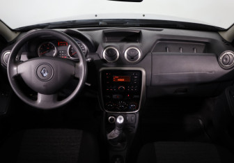 Подержанный автомобиль Renault Duster 2014 года (9 фото)