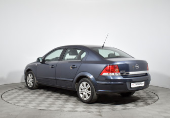 Подержанный автомобиль Opel Astra Sedan 2010 года (7 фото)