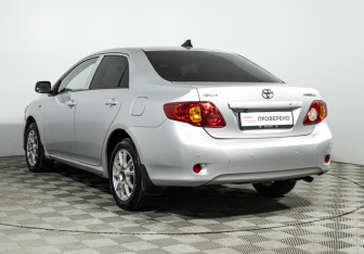Подержанный автомобиль Toyota Corolla Sedan 2007 года (7 фото)